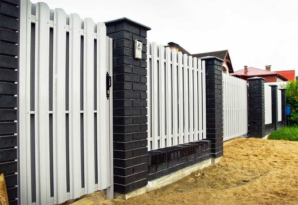 Забор з металевого євроштахетника, паркан зі штахет, огорожа