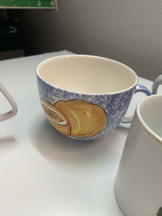 Seis canecas todas com desenhos