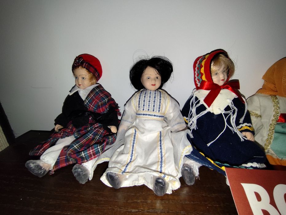 Coleção de bonecas do mundo em porcelana.