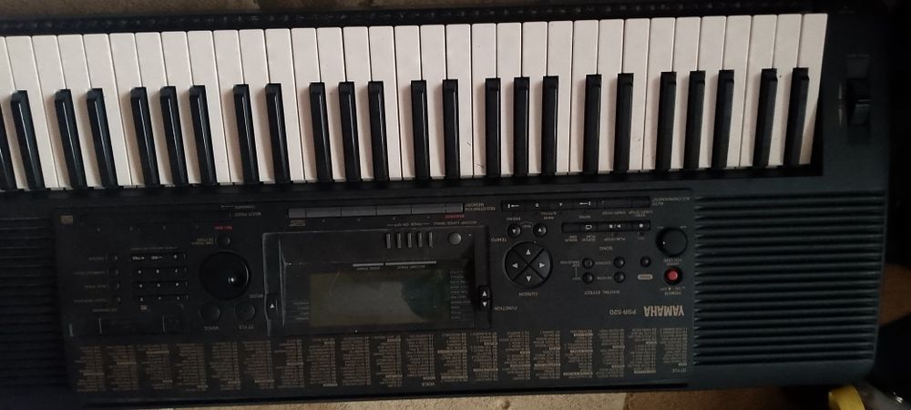 ямаха синтезатор привезений з німеччини в дуже  збережений  все робить