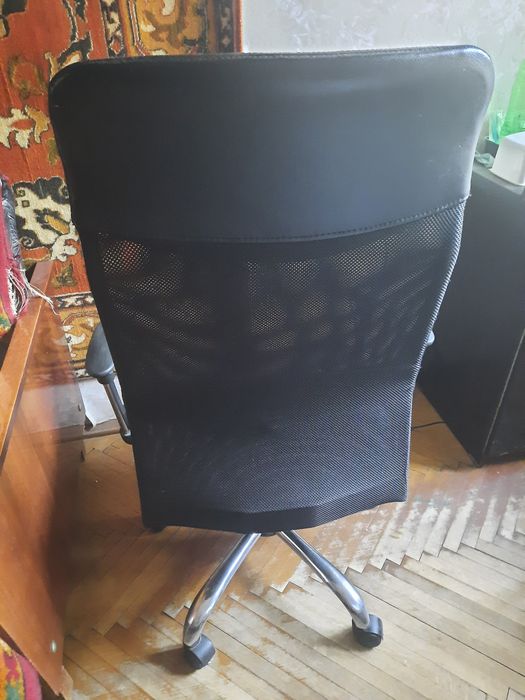 Продам крісло офісне чорне з JYSK