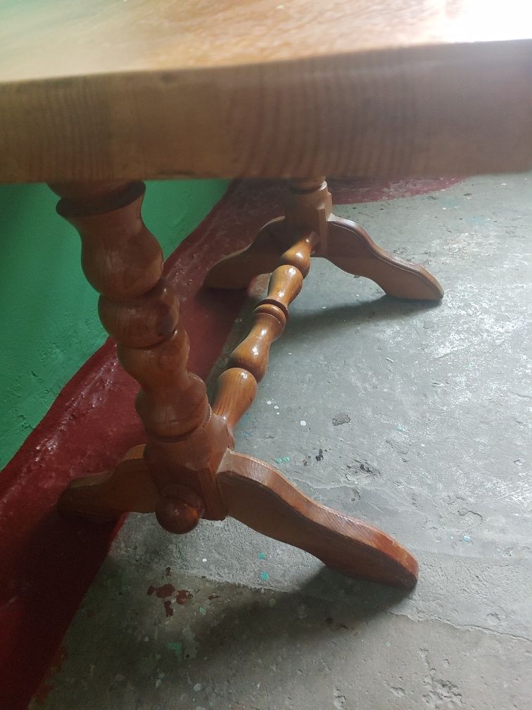 Гарний дерев'яний столик журнальний