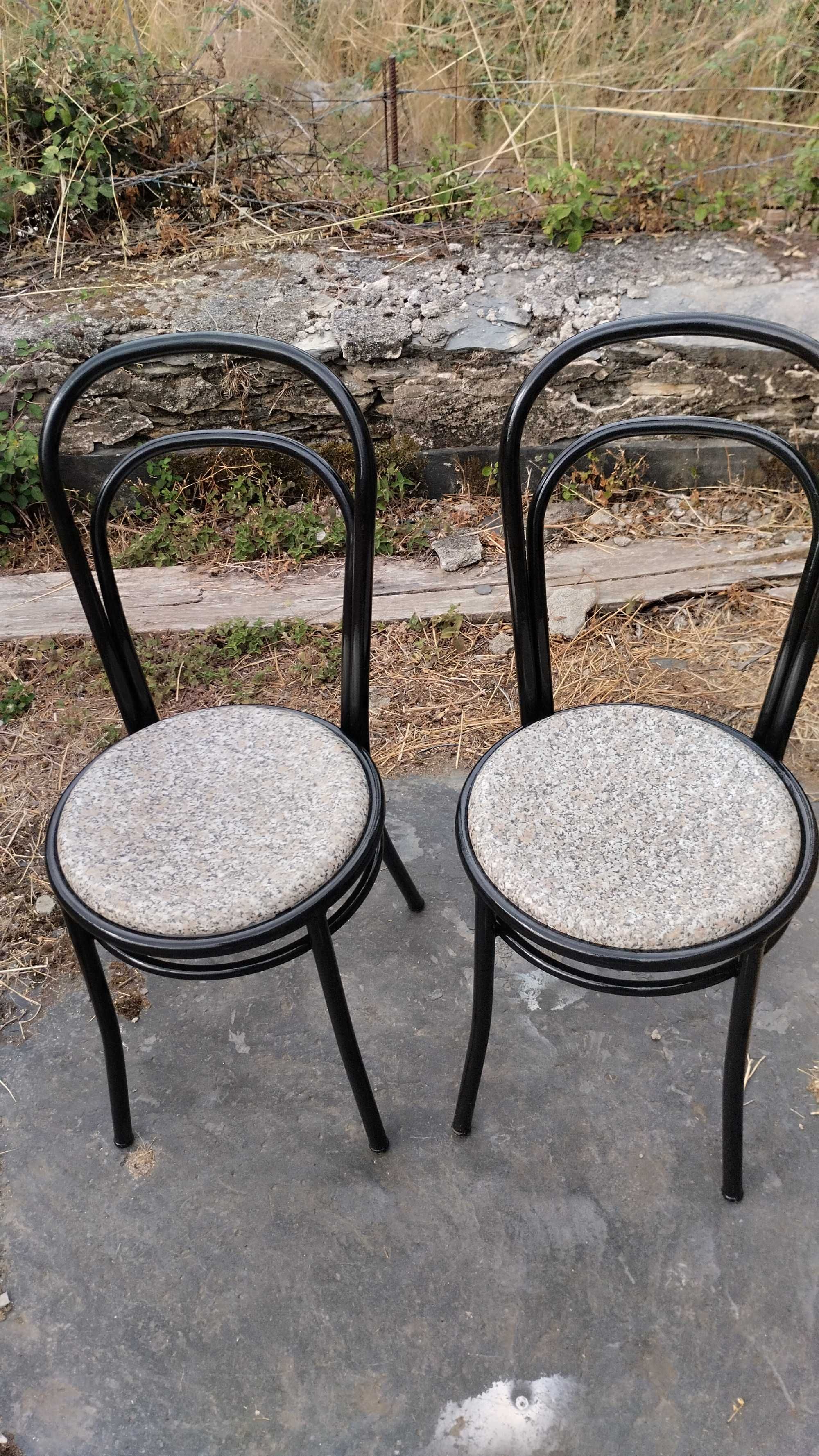 Vendo mesa com 4 cadeiras para cozinha ótimo estado 80 euros