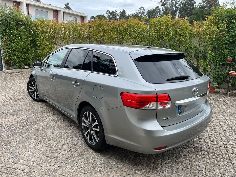 Toyota Avensis 2.0 D4D SW 2013 | Carrinha Familiar Fiável e Económica