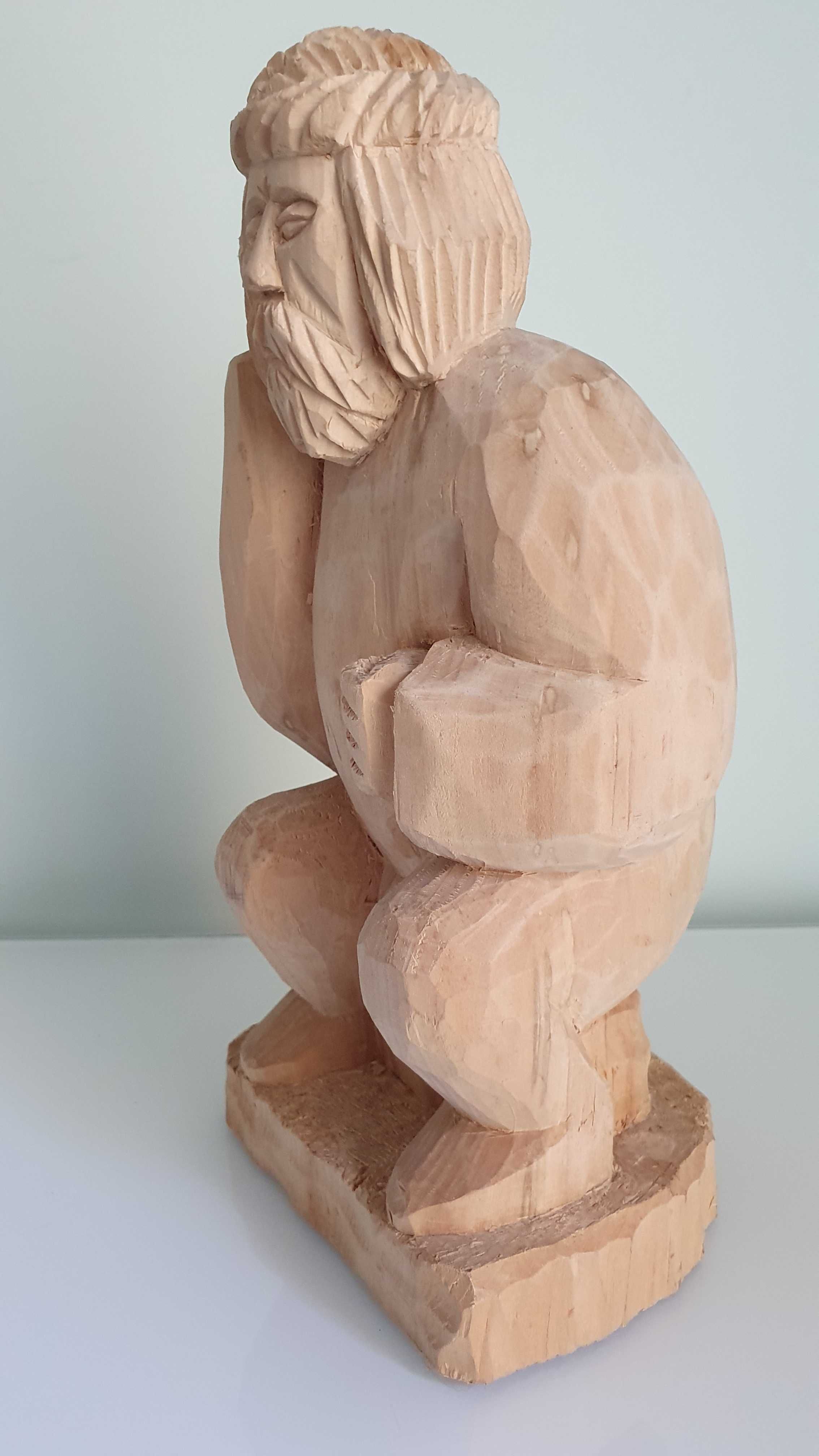 Rzeźba z drewna lipowego - ZAMYŚLONY CHŁOP - POLANIE wys. 29cm
