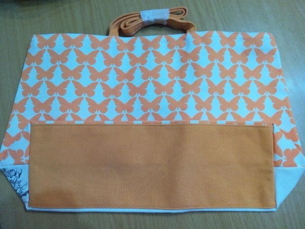 CLARINS mala com alça e dois padrões diferentes dos dois lados NOVO