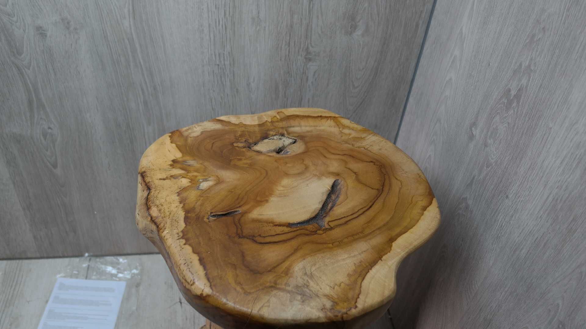 Stolik pomocniczy Kare w kształcie pnia drewniany 39xH49 cm