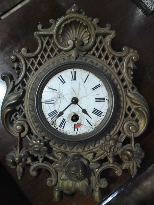 Relógio antigo em metal fundido — decorativo / vintage