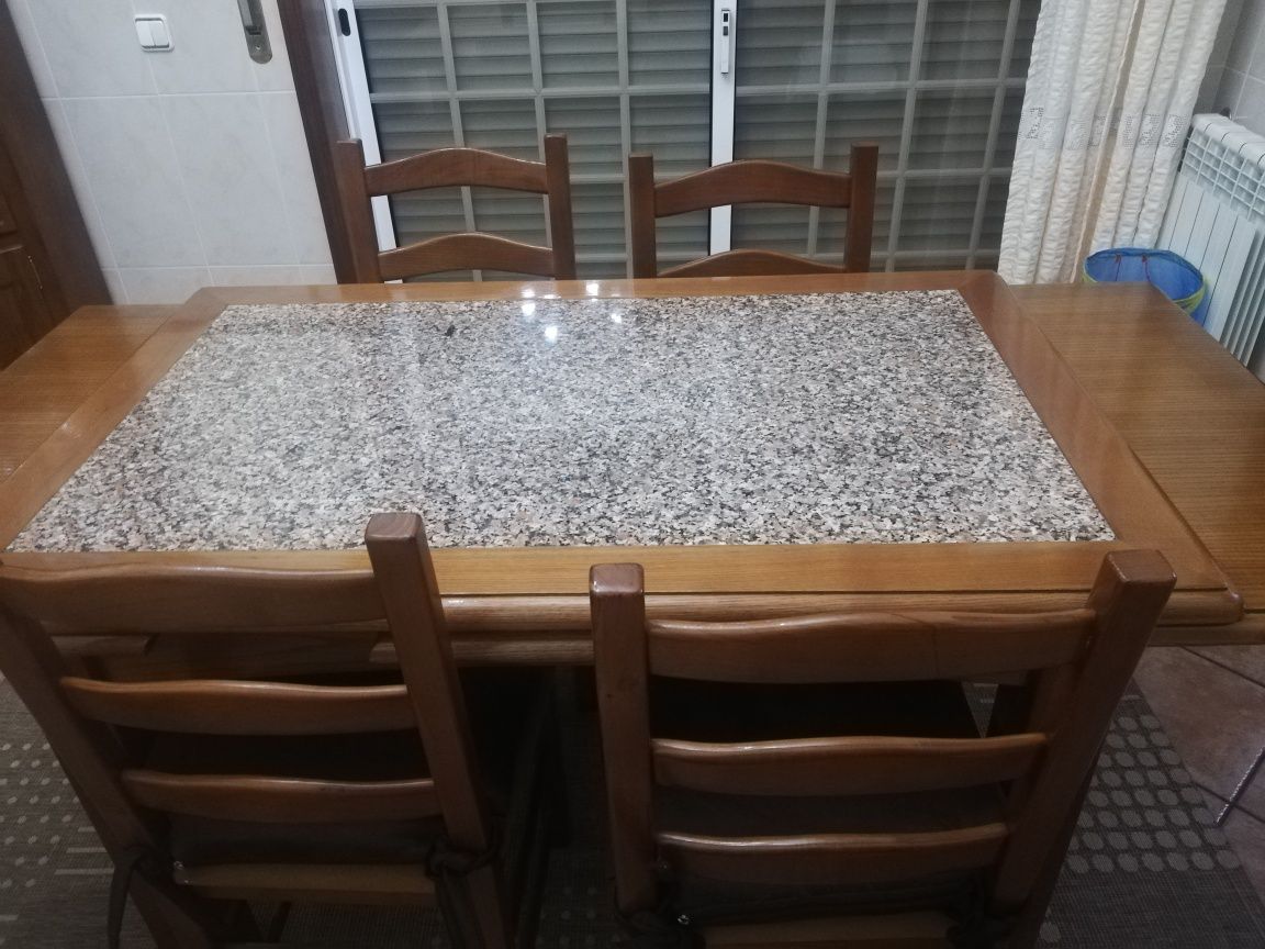 Mesa com tampo de granito + 4 cadeiras