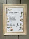 Drink bar menu w drewnianej ramce z suszonymi kwiatami wesele