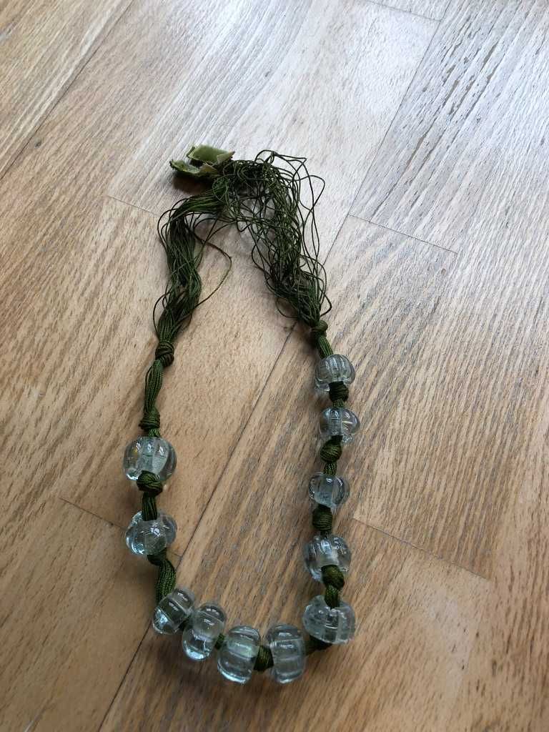 colar tons verde