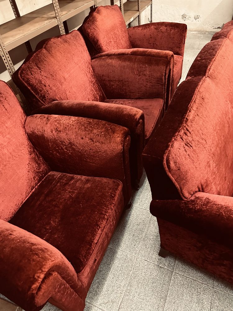 Sofas antigos em bom estado visto a idade