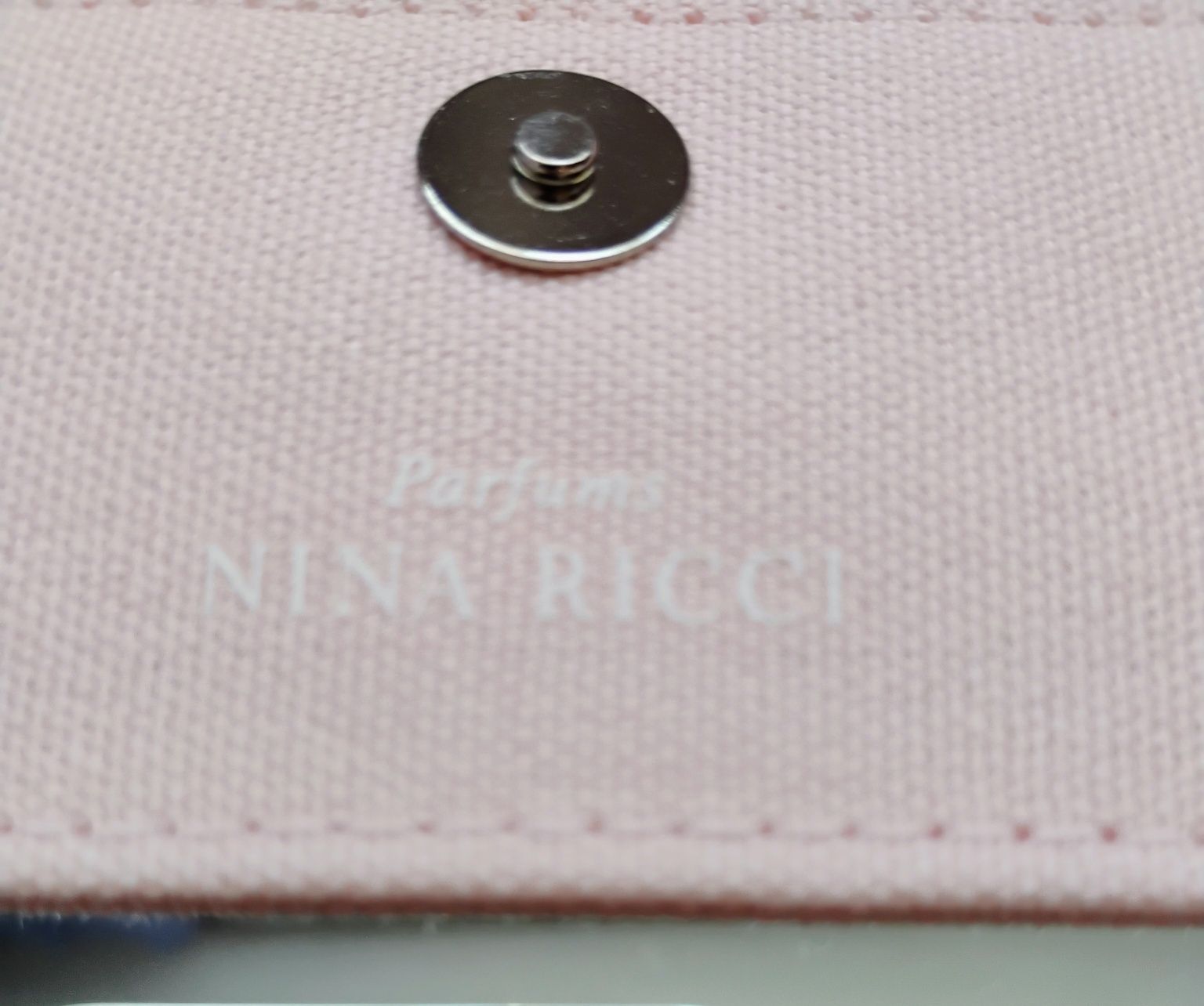Kosmetyczka damska z lusterkiem Nina Ricci