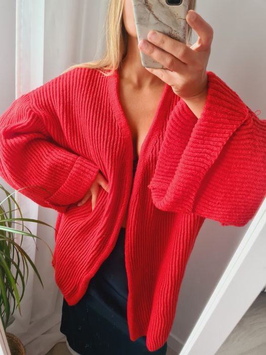 Czerwony kardigan z szerokimi rękawami
