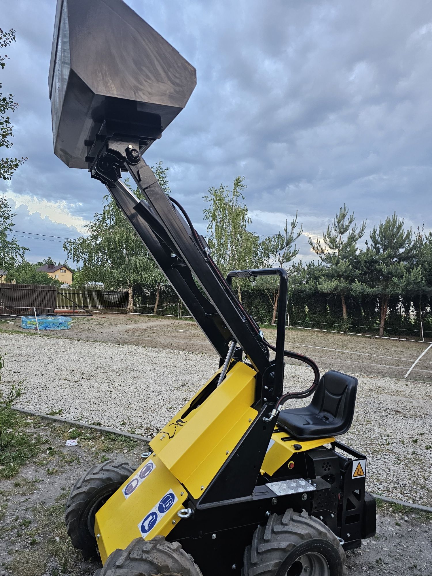 Wynajem mini ładowarki. Miniładowarka