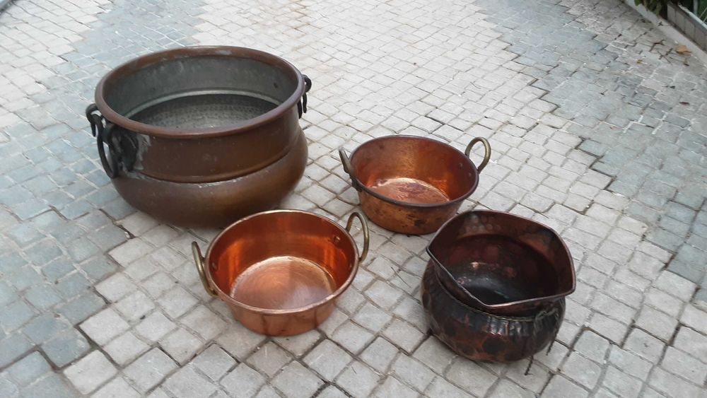 Alguidares e vaso em latão