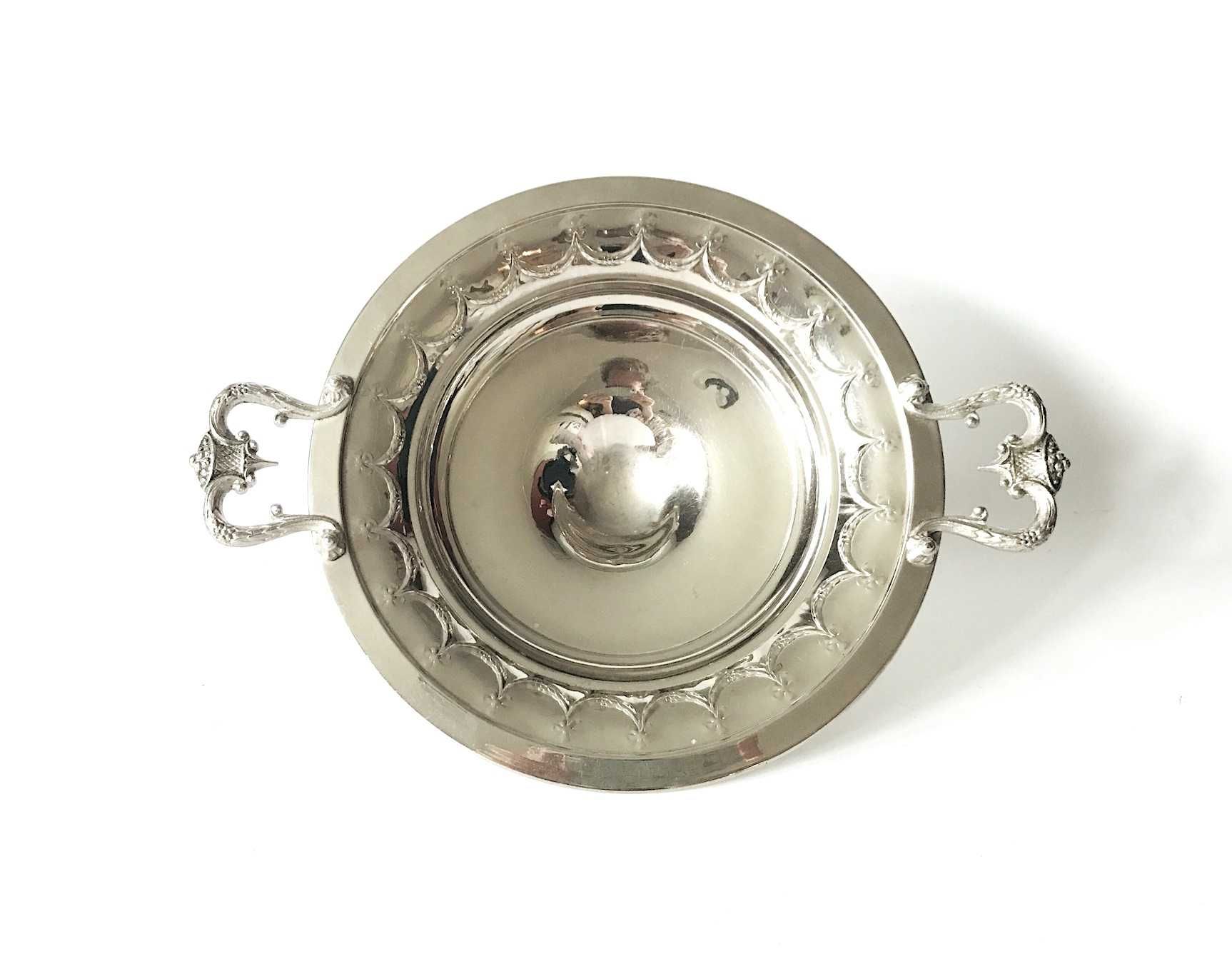 Patera metalowa srebrna na nodze Girlandy Elegancka