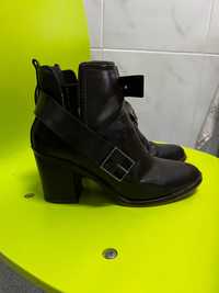 Botas com fivela