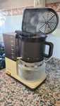 Maquina de cafe com o copo estalado