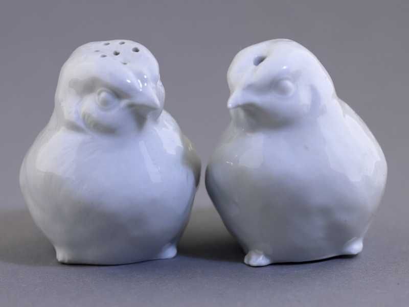 Porcelanowy zestaw solniczki i pieprzniczki para ptaków wróbli