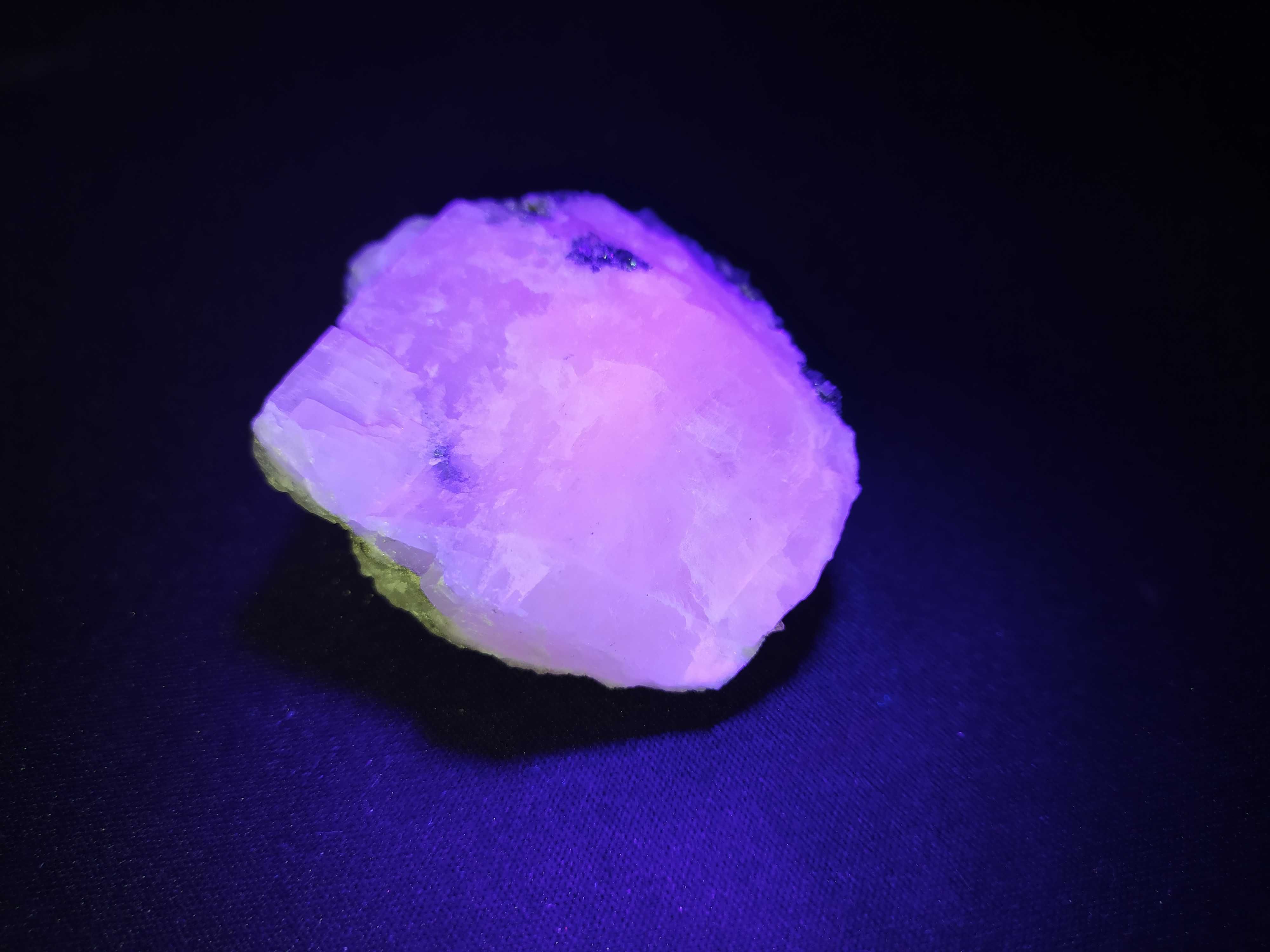 Manganokalcyt Kryształy Świecące w UV