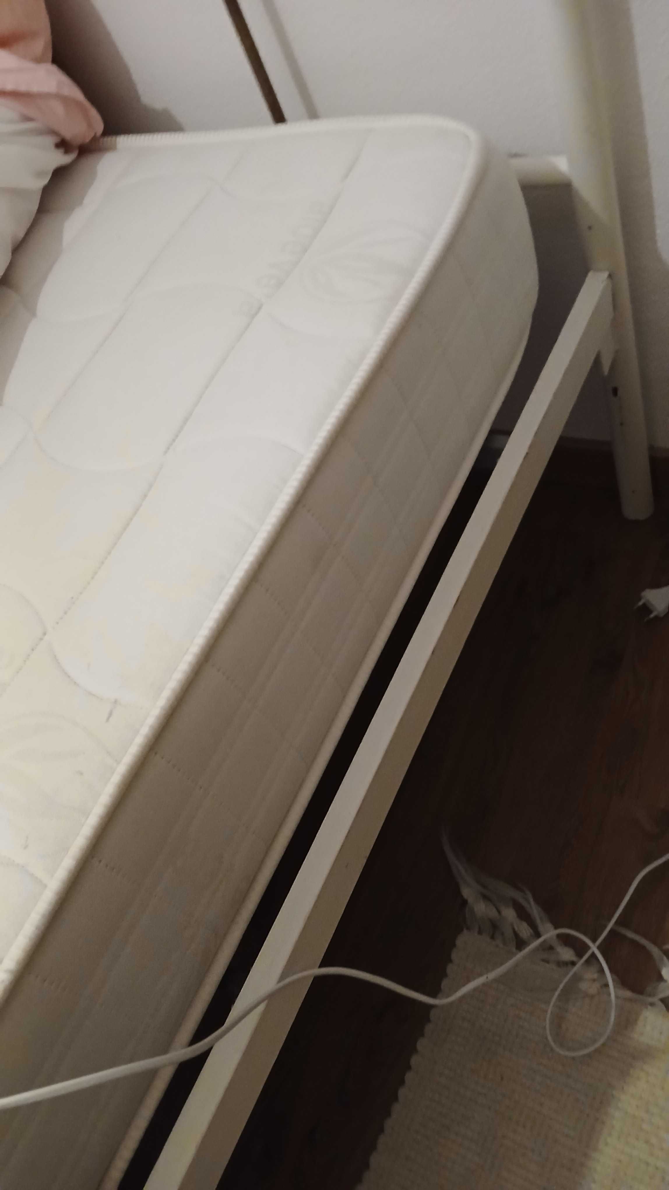 Cama de ferro muito mimosa com colchão