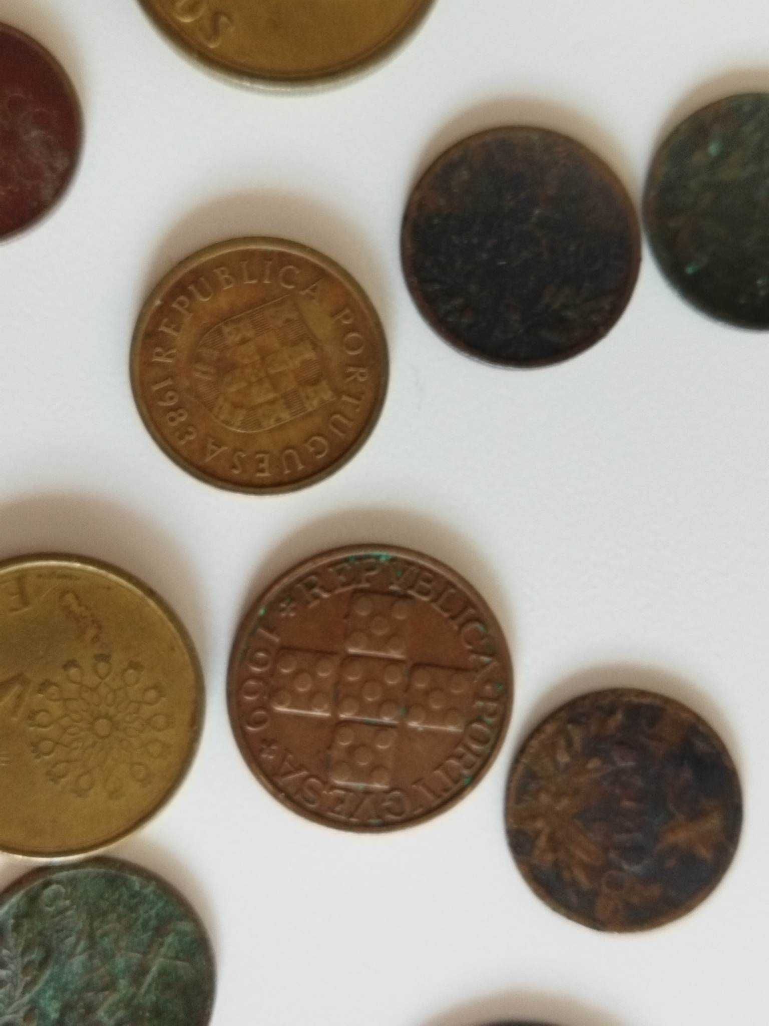 Coleção de moedas de escudo e uma moeda de x reis do ano de 1738
