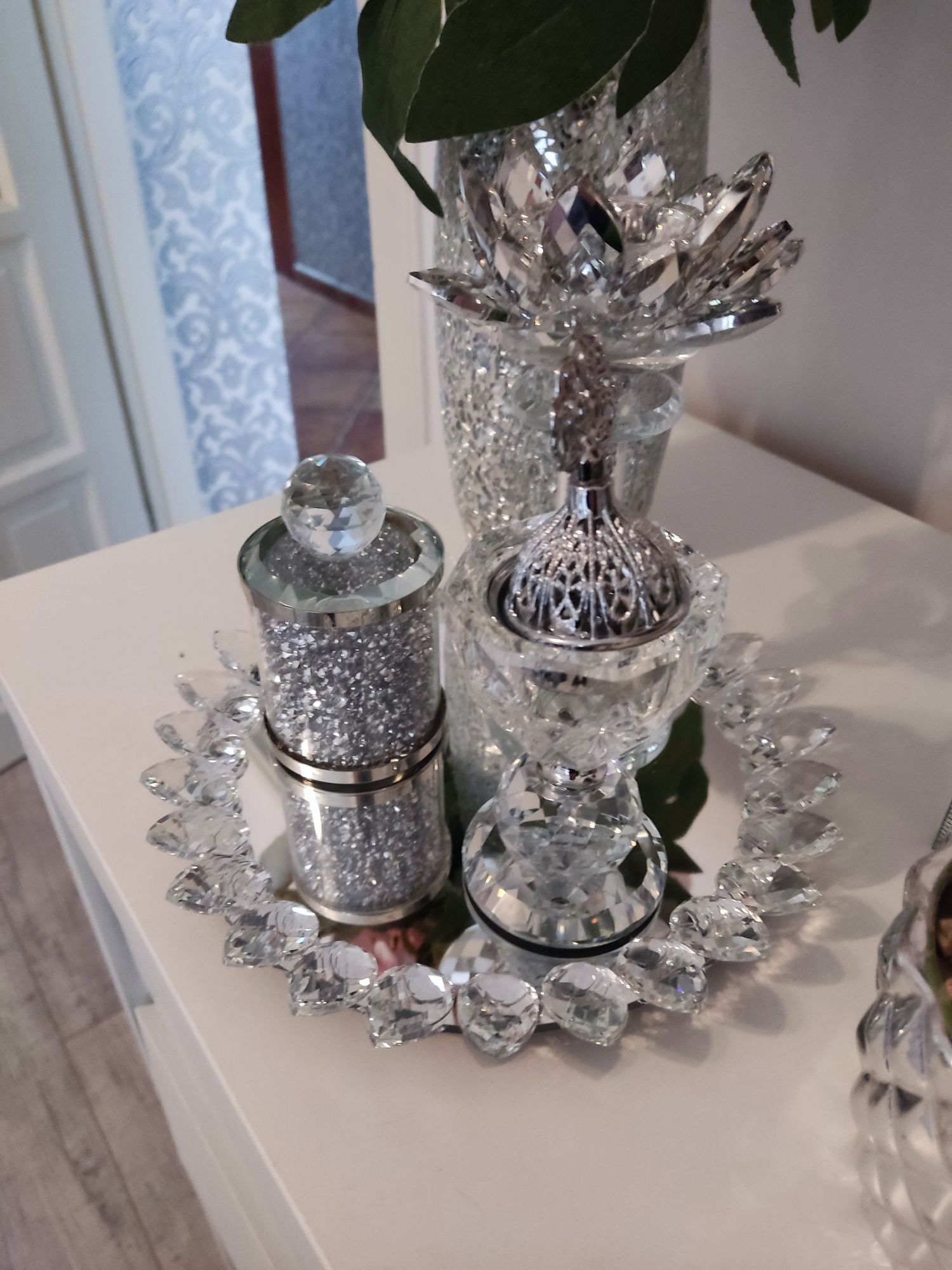 Pojemnik szklany z kryształkami i kryształową kulą błyszczący srebrny