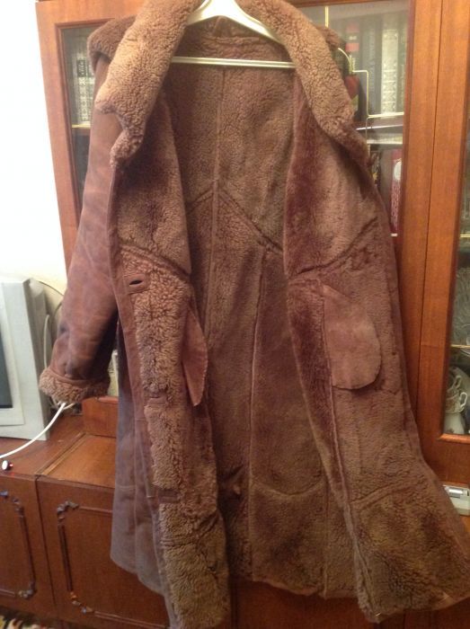 Женскую натуральную дублёнку с капюшоном 48-50р в хор состоянии1500 гр