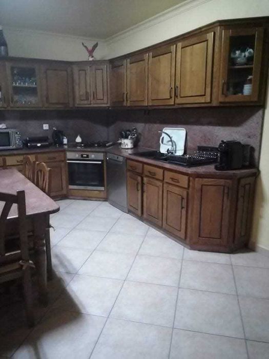 Moradia T5 com Garagem e Anexos – Bairro das Tapadas, Penedono