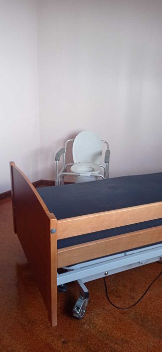 Cama Articulada Elétrica + Cadeira de Sala de Banho com apoio de braço