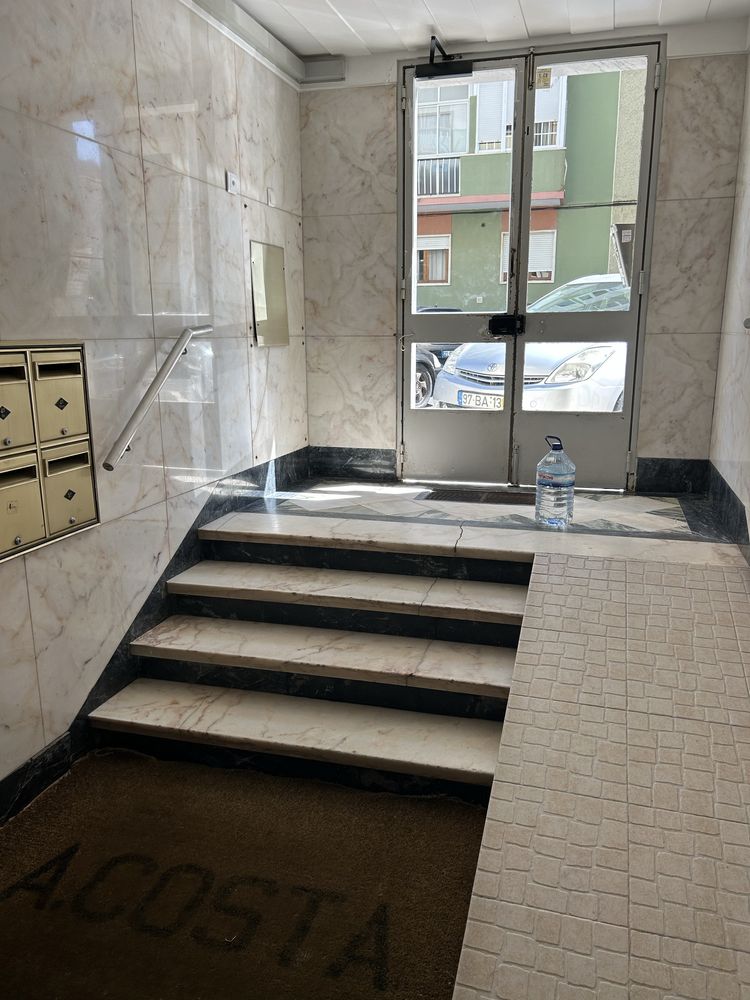 Armazem com quartos cozinha e wc