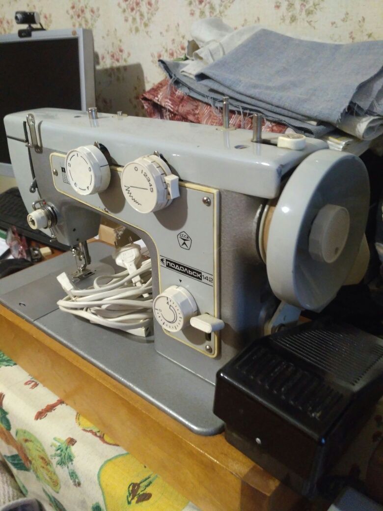 Швейная машинка Подольск 142,с польским электроприводом.