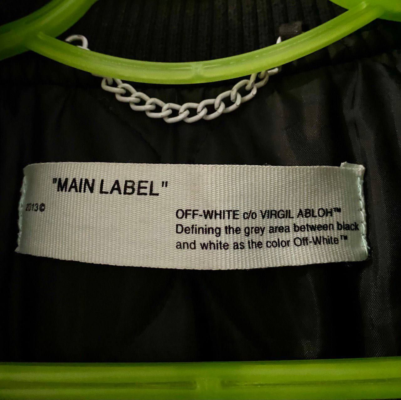 Бомбер Off-White

Оригинальный бомбер Off-White в отличном состоянии.