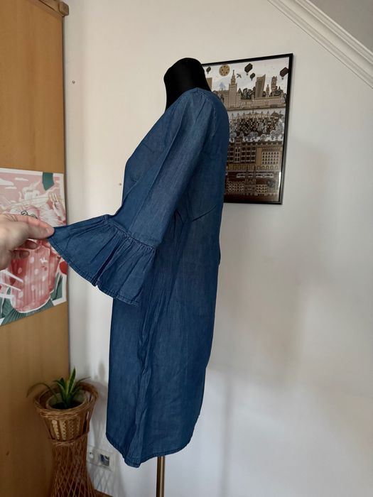 granatowa sukienka imitująca jeans z falbanką na rękawach r. M