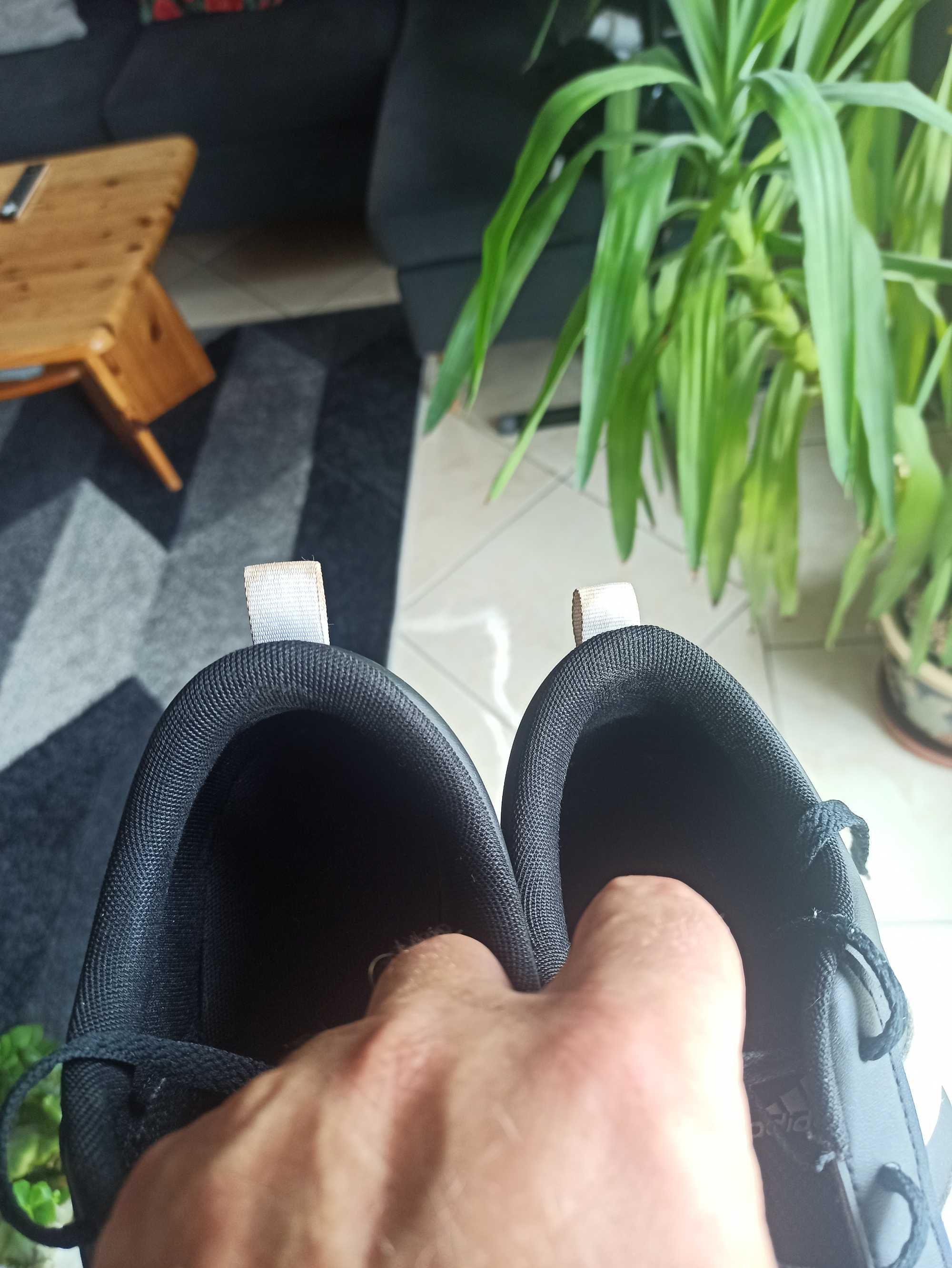 buty firmy adidas czarne z bialymi paskami