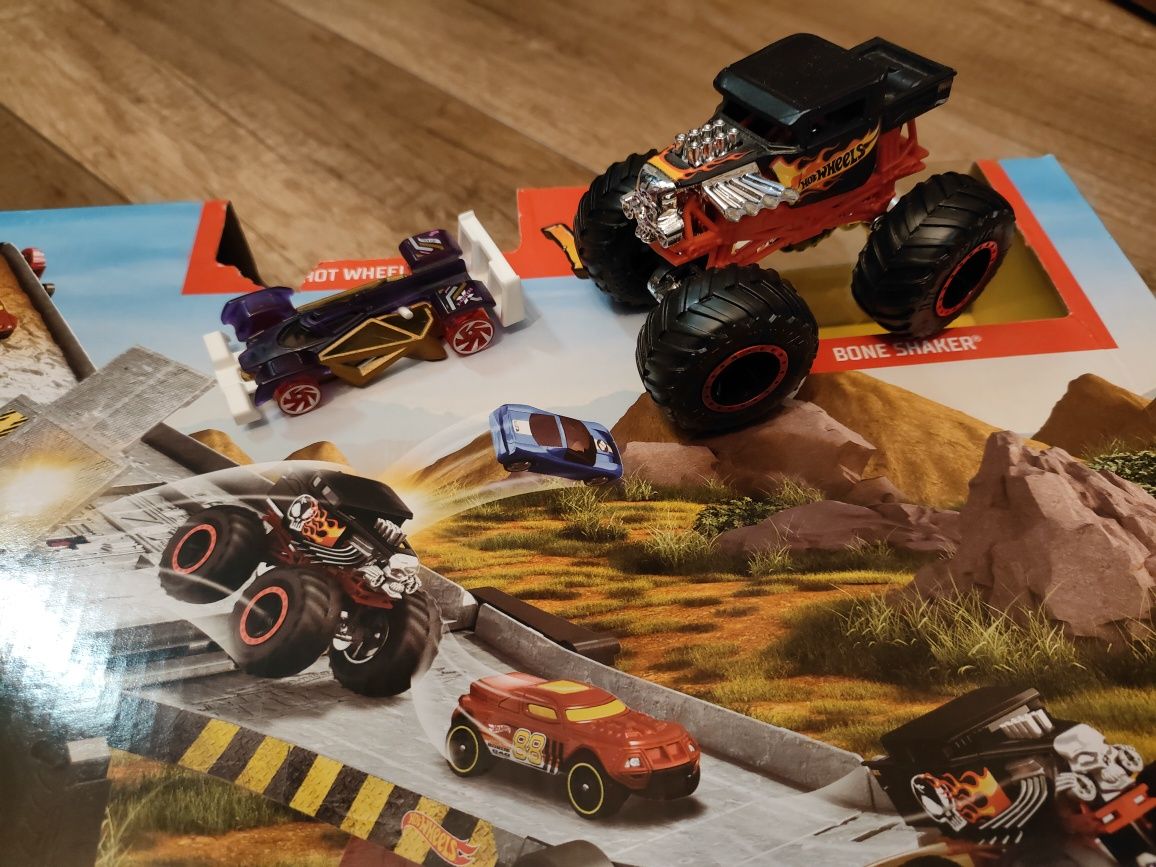 Hot wheels Monster truck (wyskocznia /transporter)