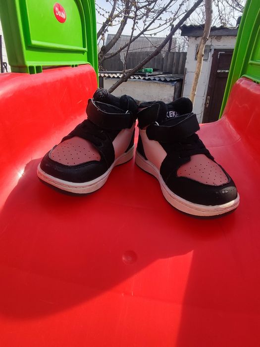 Продам Теплі кросівки 27 р на дівчинку