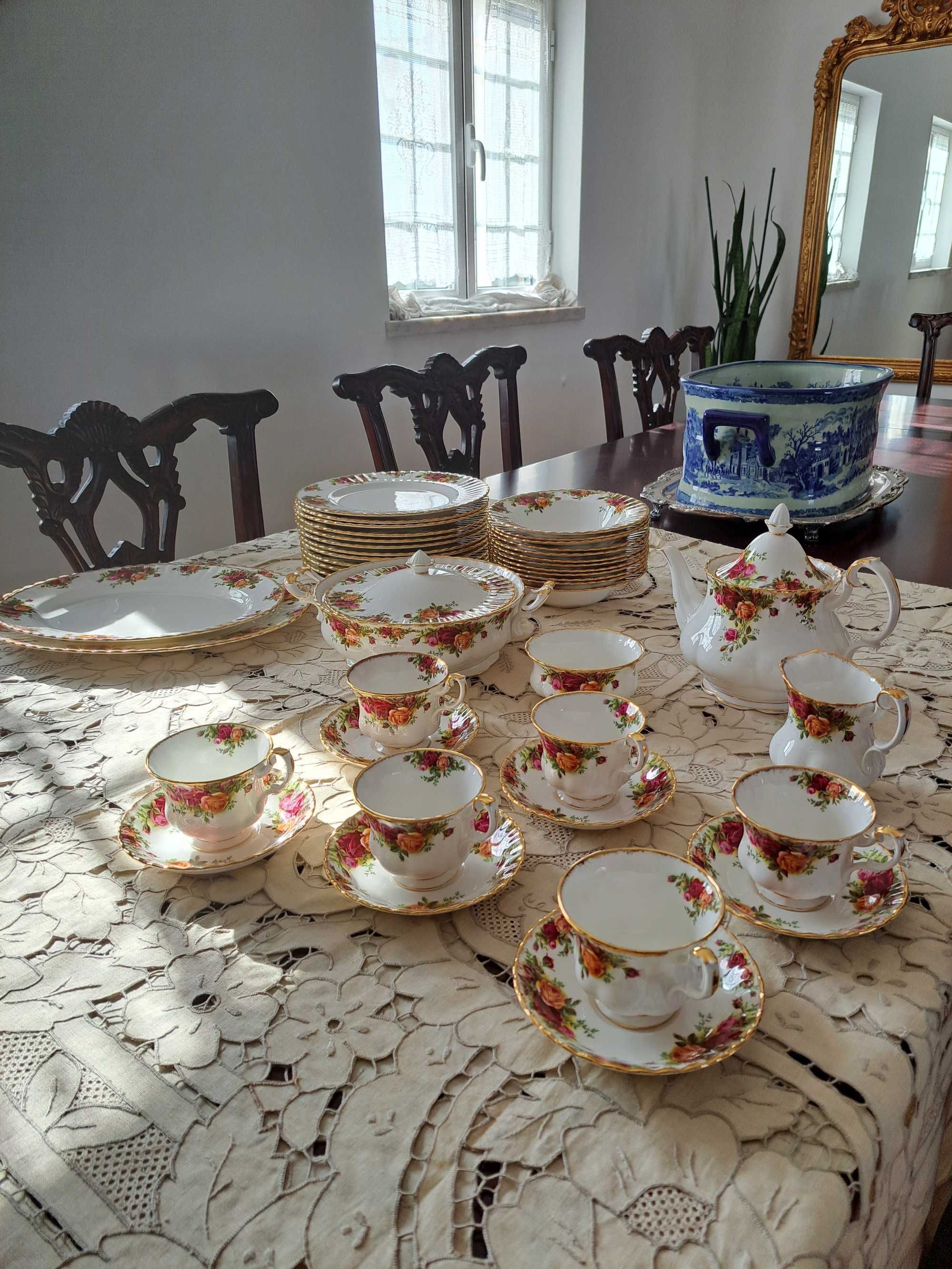 Conjunto de jantar e Chá em porcelana Inglesa  Old Country Roses