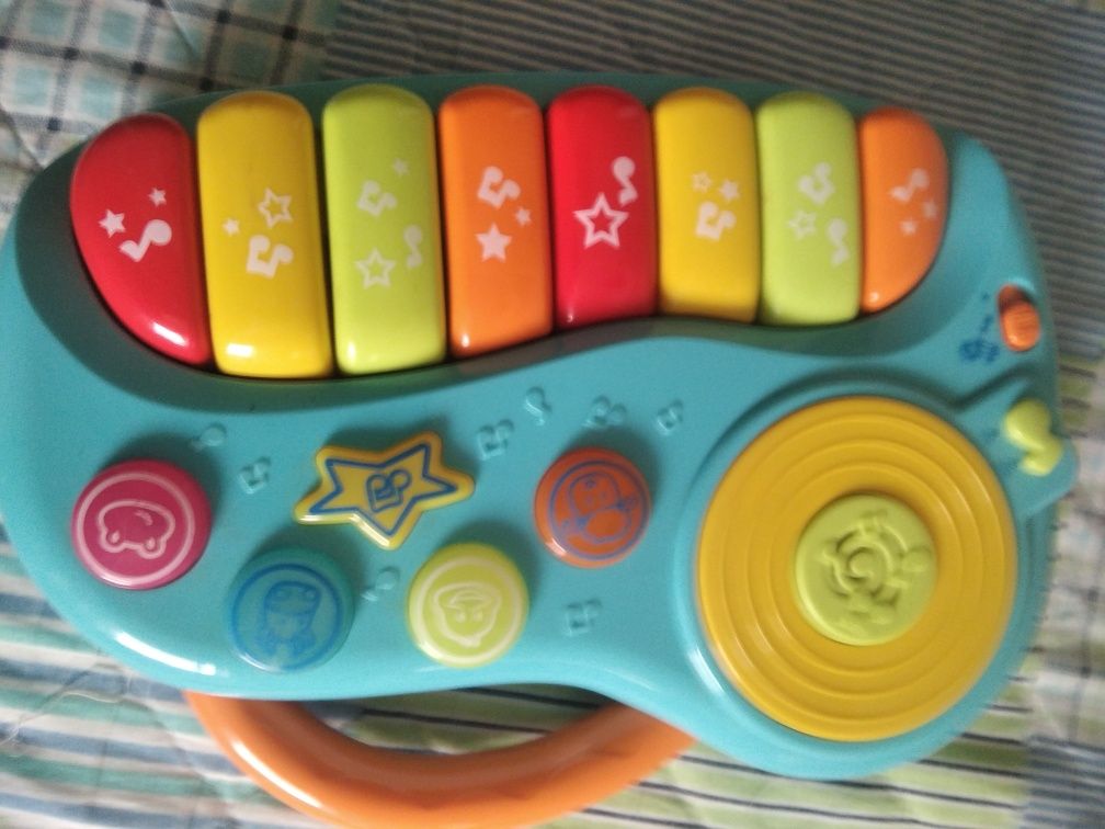 Brinquedos de bebê com luzes e música