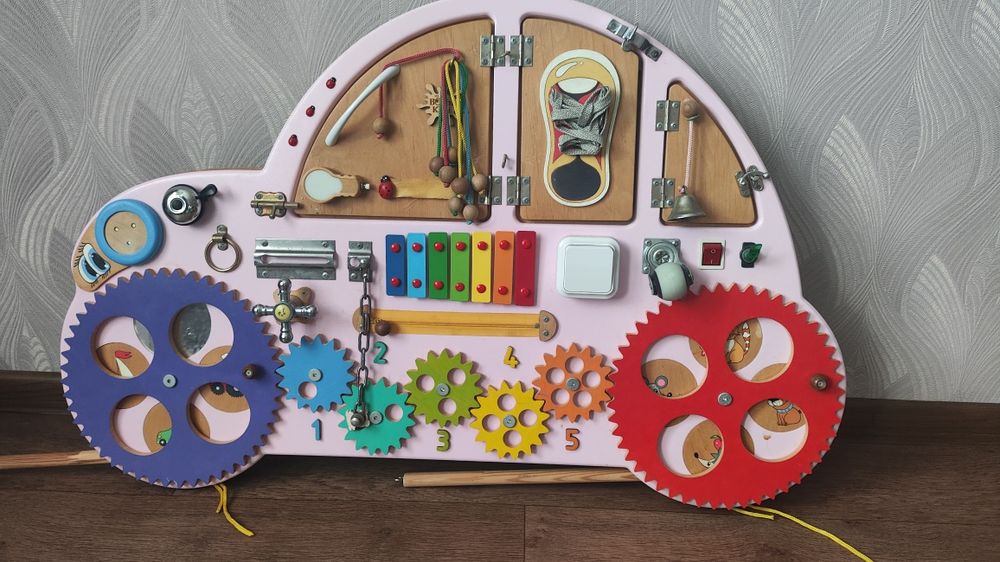 Бізіборд, іграшка для розвитку дитини