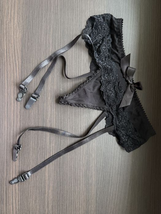 Strinki z zaczepami na ponczochy