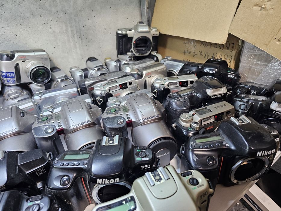 Лот фотоапаратів Canon EOS, Minolta  Maxxum Olympus Nikon Pentax та ін