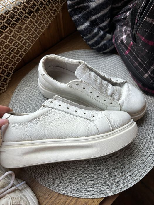 Білі жіночі шкіряні кеди