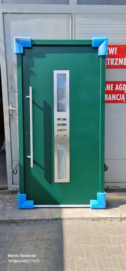 Drzwi zewnętrzne zielen zielone z antabą i ocieplaną aluminiową oścież