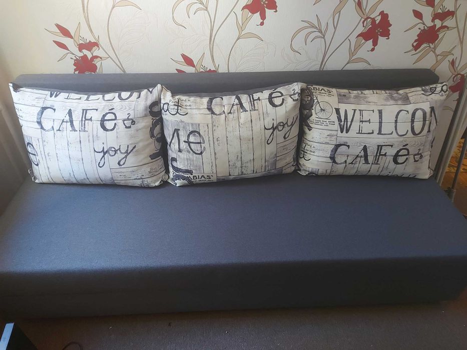 Łóżko z poduszkami