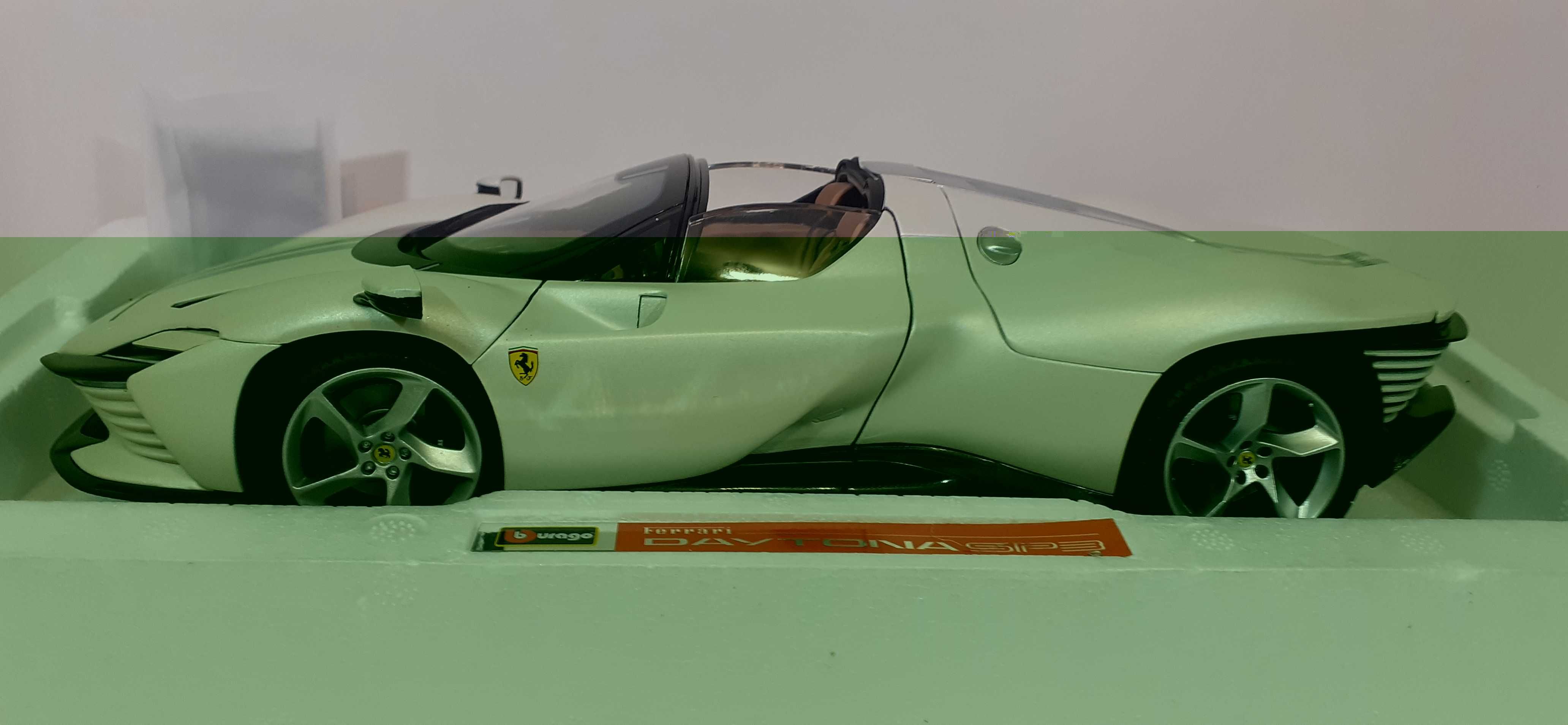 1/18 Ferrari Daytona SP3 - Bburago Signature