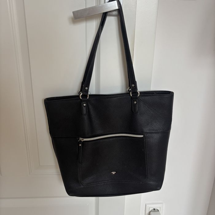 Czarna skórzana torba na ramię z wieloma przegródkami