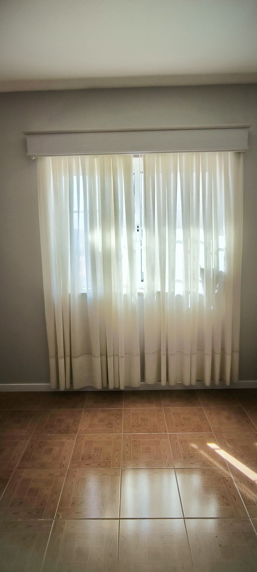 Sanefas branco acizentado e Cortinas bege