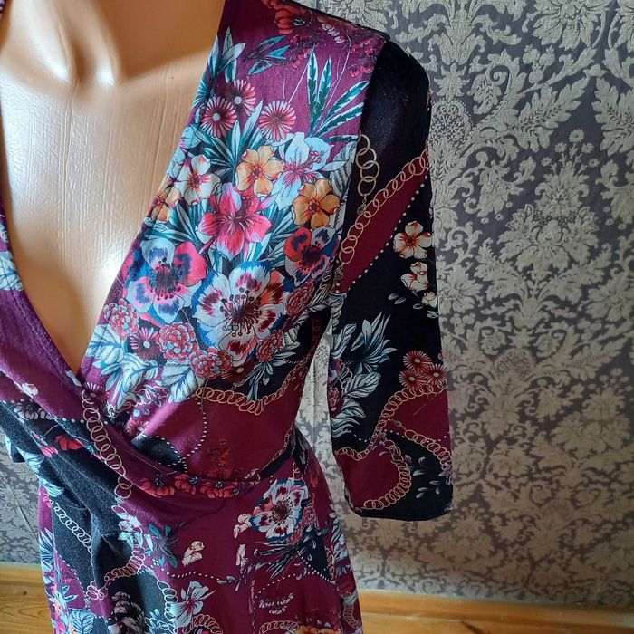 sukienka we wzory kolorowa w kwiaty